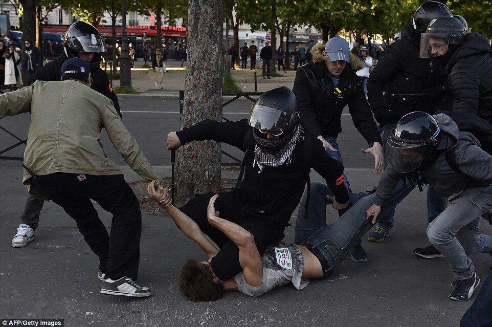 Flootoutcourt's tweet photo. Abusé la joue de ce manifestant qui agresse violemment le genou de ce pauvre CRS https://t.co/sIWw3qJWPV