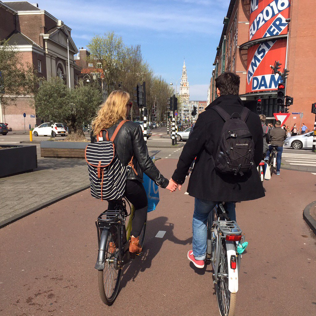 Everyone needs a little love on a Monday. #lovers #sunnyday #amsterdam #cyclechic #mondaybluesnomore