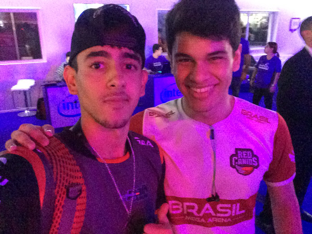 lucas_brigagao's tweet photo. Tirei foto com o "Garoto sorriso" do CBLOL tb lá na #brmario @ayellol mtt gente boa, obgg pela atenção cara! https://t.co/bufffRnO8n