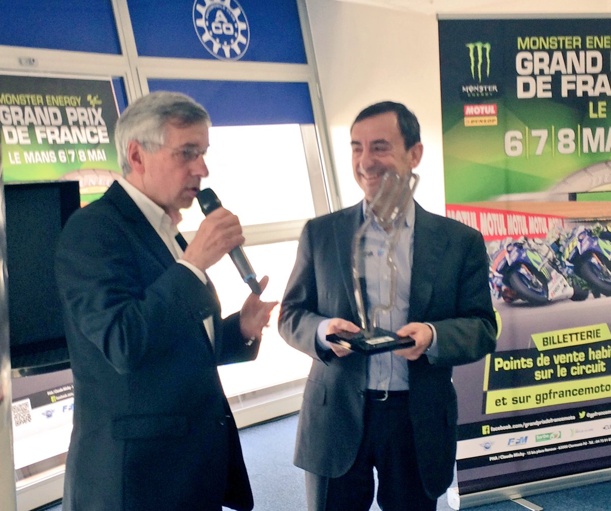 lasarthe_72's tweet photo. Remise de trophée pour saluer le professionnalisme et la qualité de l'organisation du circuit et des commissaires https://t.co/aQqCHL4YHv