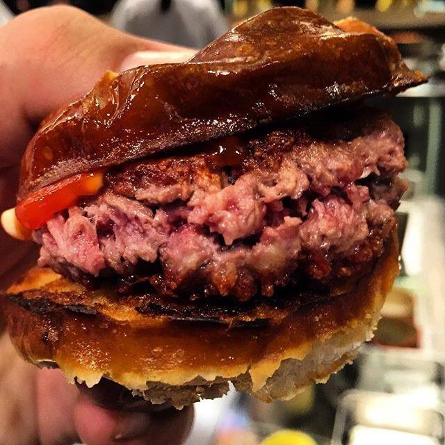 PeteTeacher59's tweet photo. #chme16 #chme2016 @joshbythesea: Dr Ian Yeoman #foodfutures a vegan burger 'Taste, texture of beef...the future' https://t.co/NhzNNBgjAK