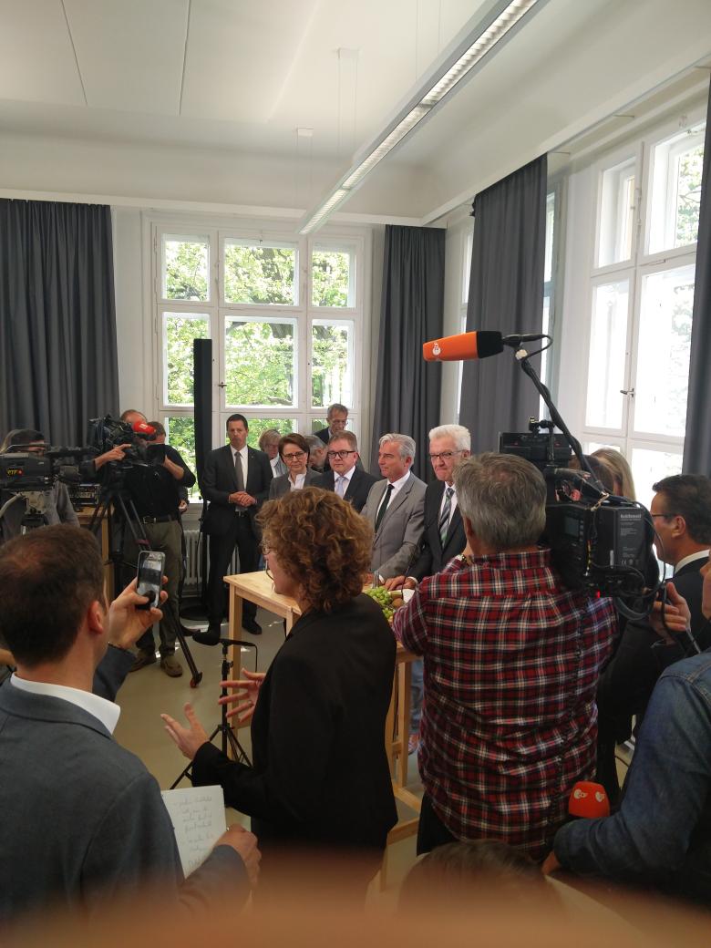 pioniergeist_io's tweet photo. Hoher Besuch am #Scstg und beim #ACTIVATR: #Koalitionsvertrag wird präsentiert https://t.co/alR7RzmSHK