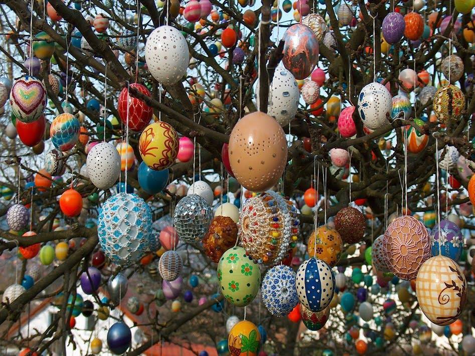PromoteUkraine's tweet photo. That is how you decorate your tree for #Easter in #Ukraine. Get inspied! #Eastertree #easterorthodox https://t.co/UMI7vfifAI