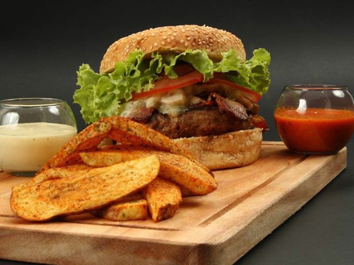 Conquistando #Madrid en la del 2 de mayo. Y conquistando los estómagos de los #madrileños en <a href="/casacarolomambo/">Casa Carolo</a>.