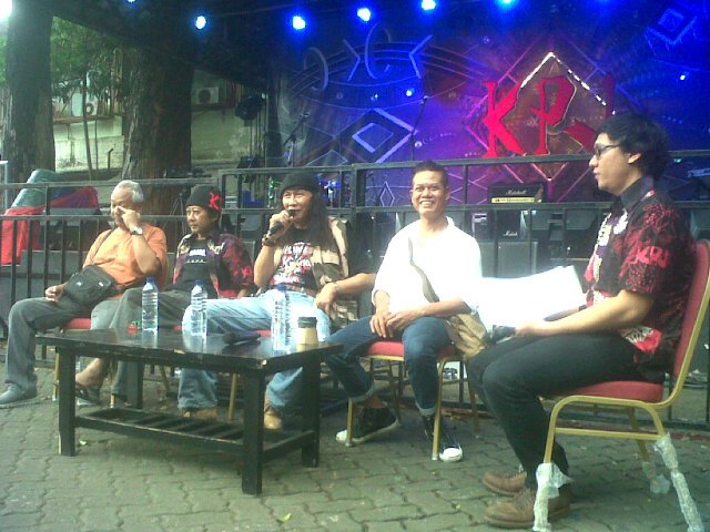 CafuFals's tweet photo. Selamat 34 Tahun KPJ! @iwanfals https://t.co/jVehzDkMaK