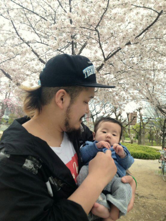ThisIsNege's tweet photo. 個人的な近況報告！

SNS上での報告になる皆様すみません。
色々とありましたが、長年苦楽を共にしてたワカメと入籍し、子宝にも恵まれました。

村上一家、LSDねげとして、これからもよろしくお願いいたします！ https://t.co/h7vkeyetaP