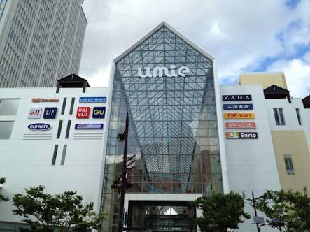RideMe_JPN's tweet photo. 【付近には！】
RideMe SHOPの周りになにがあるん？と！お思いのあなたの為に神戸紹介！！
近くには大型ショッピングモール umieがあります！！
映画、ご飯、買い物なんでも揃ってます！🏃💨
#umie #ハーバーランド https://t.co/nXaQzuSmtG