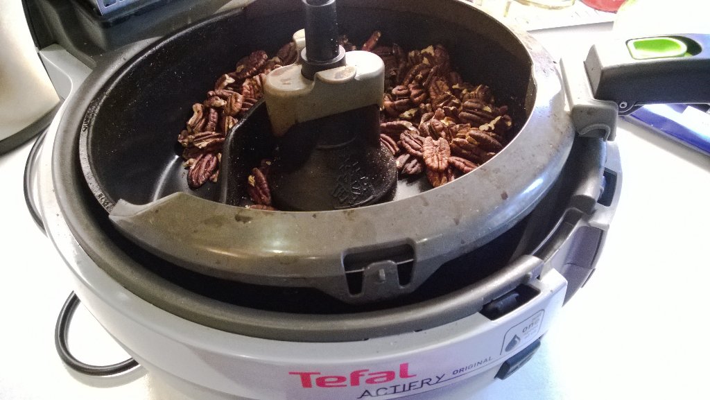 200g dry roasted pecans in 5min!!! This machine does everything!!! #ActiFry <a href="/TefalUK/">Tefal UK</a> #athletefood