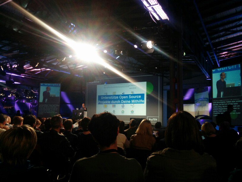 WikimediaDE's tweet image. Markus Beckedahl ruft bei der #rpTEN zur Mitarbeit an Projekten wie @openstreetmap und @wikipedia auf. ^ne