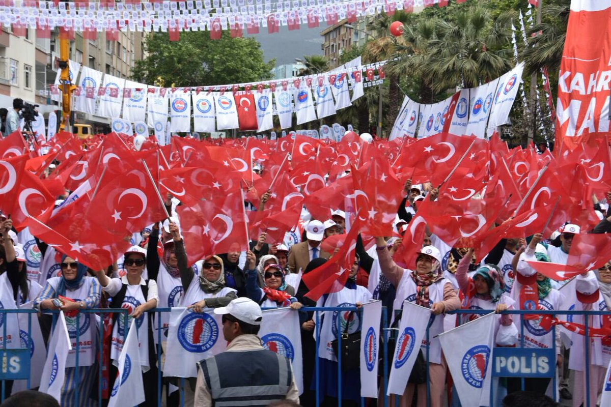 MrselTURBAY's tweet photo. 1 Mayıs Emek ve Dayanışma Bayram'ı gerçek sahiplerince kutlanırsa Bayram olur.Provakatörlerce Kutlanırsa kaos olur https://t.co/LBf4p9LJMn