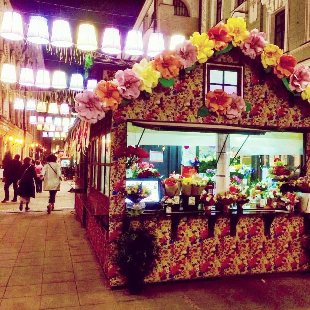 Москва весенняя - #МояМосква. В вечернее время Столешников переулок напоминает мир фэнтези