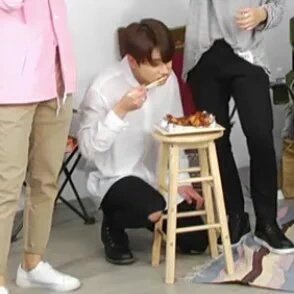 Wani_Syazwani11's tweet photo. I told you. He's still a baby. No, he's forever a baby 🙈🙈💕💕

#FIRE 
#BURNINGBTS https://t.co/gwzd4DNT6I