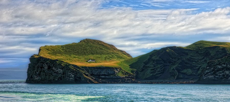 roundalia's tweet image. Una casa aislada del mundo: la isla Elliðaey roundalia.com/isla-ellidaey/