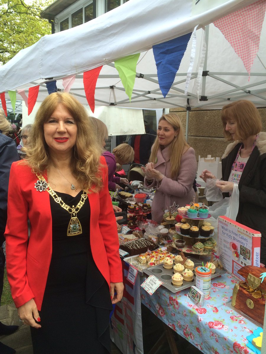 FreeCakesBrom's tweet photo. We've tempted the Mayor #Bromley with our delicious cakes @TheMayFayre https://t.co/GSLr800kxu