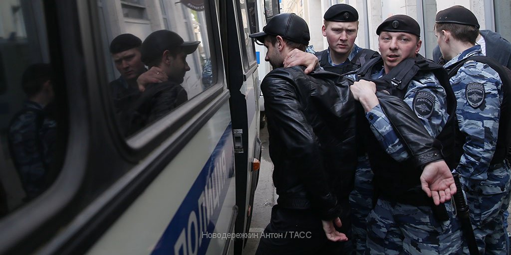 задержание девушка на полу. задержание преступника в лесу. задержание поля. ольга лозина митинг. задержание поля.