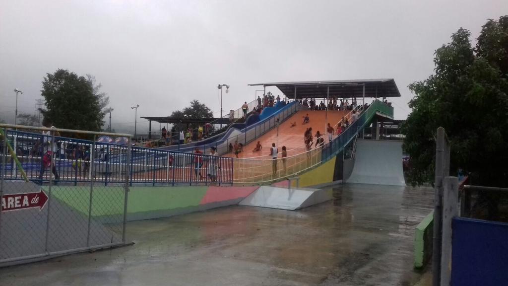 Ayer, en el #CampingResort, gente ignorando advertencias de tormenta eléctrica de guardavidas! <a href="/prensacom/">La Prensa Panamá</a> <a href="/CriticaPa/">Diario Crítica</a>