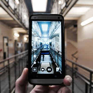 Aran Balkan @aral <a href="/twetering/">Tom</a> smartphone as panopticon. Join us at @tegenlichtmeetup030 <a href="/hackinghabitat/">Hacking Habitat</a> Mai 6th 5pm