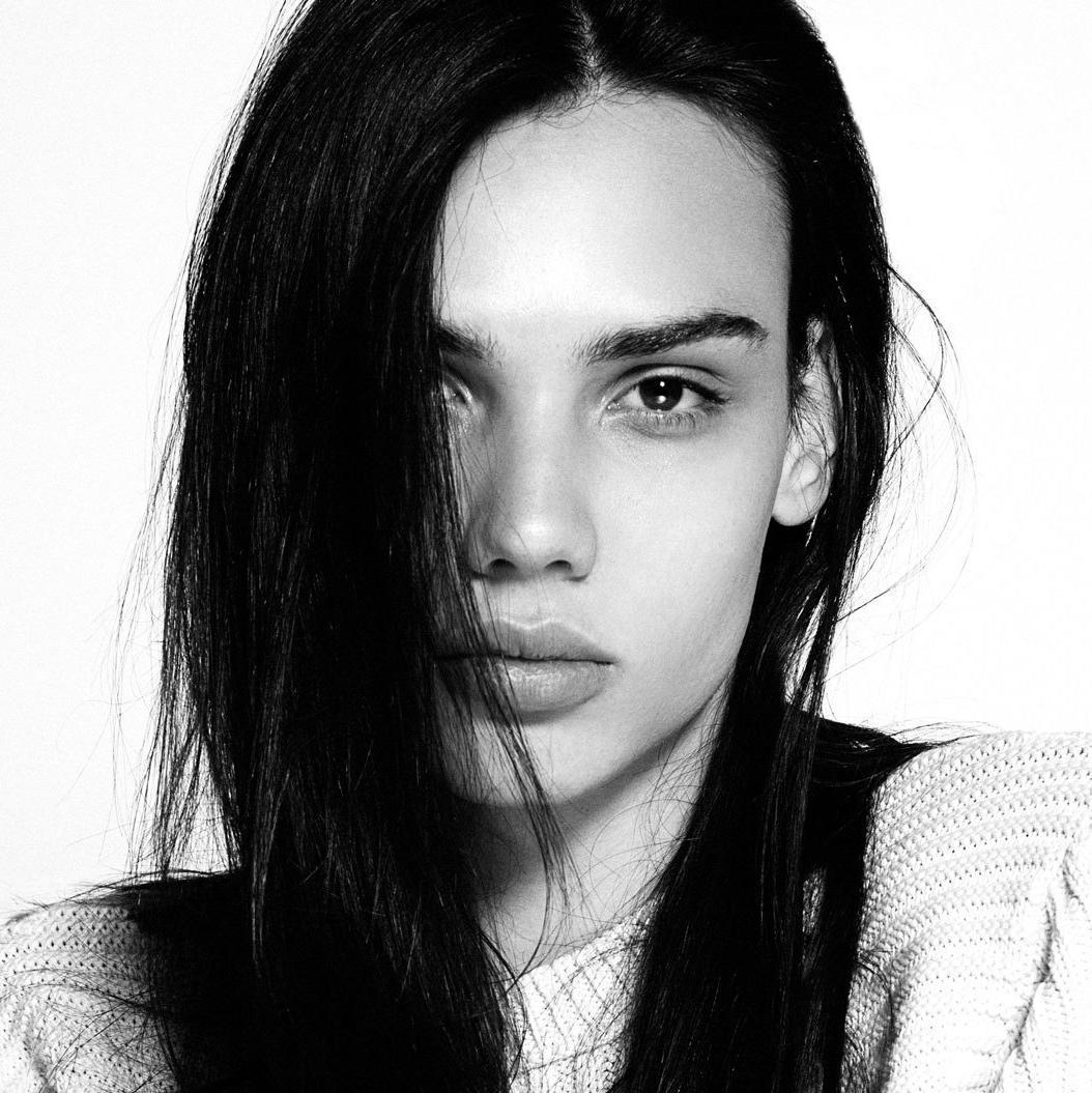 i_D's tweet photo. Canadian beauty Siobhan Atwell opens up about transitioning and making it as a model:  https://t.co/I6nq76c4wI https://t.co/jrhywZV8Eo