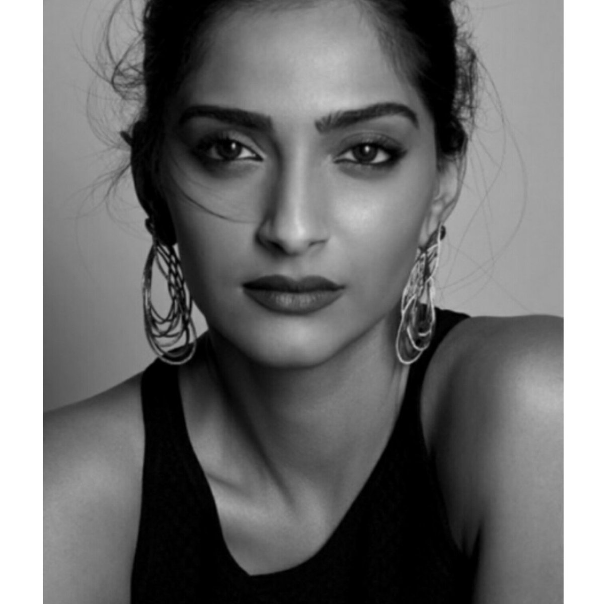 zakoopi's tweet photo. We will soon be doing a detailed review on the application launched by @sonamakapoor 
Stay tuned, you guys! https://t.co/lGxz1F2rGt