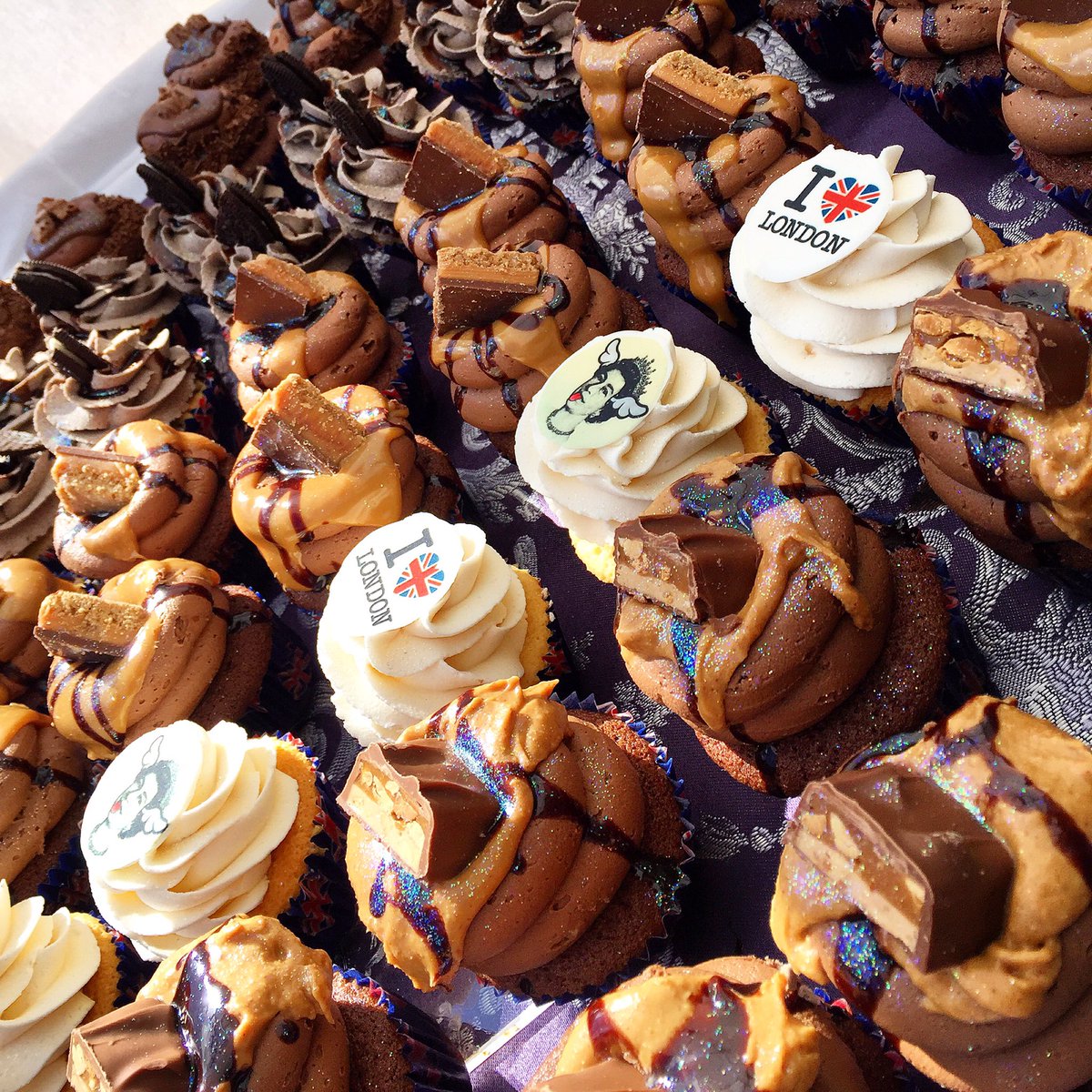 More of my <a href="/RoxyRaraCakes/">RoxyRara</a> couture cupcakes from #CamdenMarket!! 👀 

#HandmadeWithLove 💕🇬🇧🙋🏼