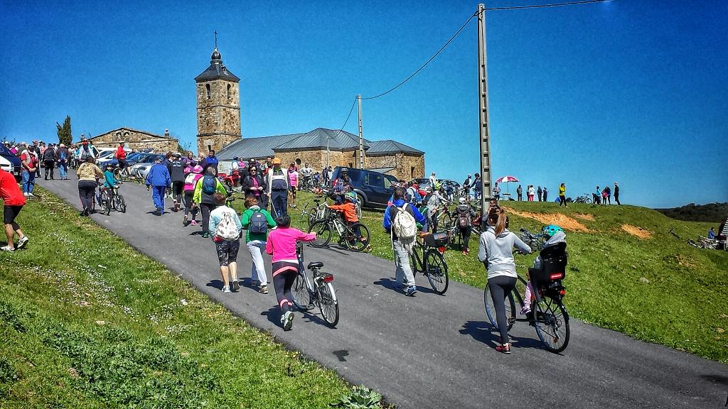 salamancaenbici's tweet photo. Un año más hemos sido testigos de la gran marcha popular en #bici al #santuario de #Castrotierra #labañeza #duerna https://t.co/eXBMn5hQL1