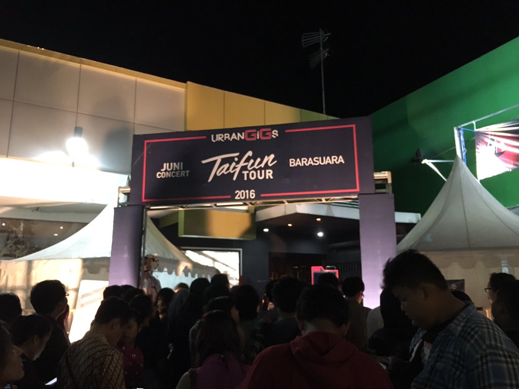 BARASUARA's tweet photo. Open gate, sebentar lagi! #TaifunTour2016 #UrbanGiGs #Generation_G #JuniConcert https://t.co/Vd4GwpVMng