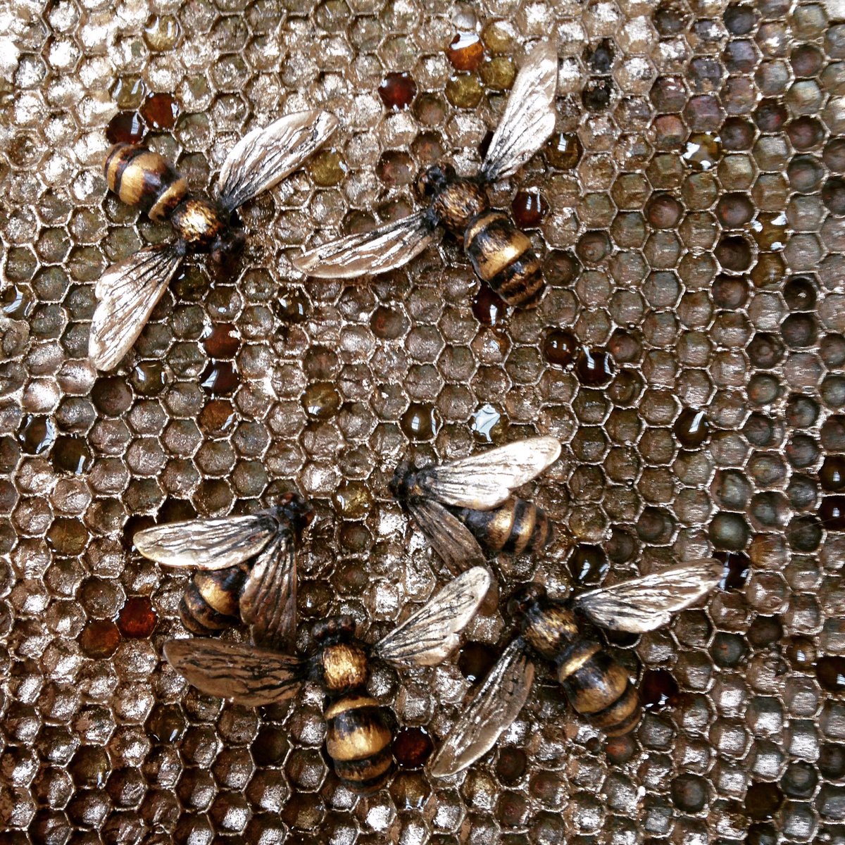 SCoryndon's tweet photo. Honeycomb and Honeybees
#sophiecoryndon #studiocoryndon #lostwaxproject #gold leaf #bronze #sculpture #enamel https://t.co/N4yPhEqHuM