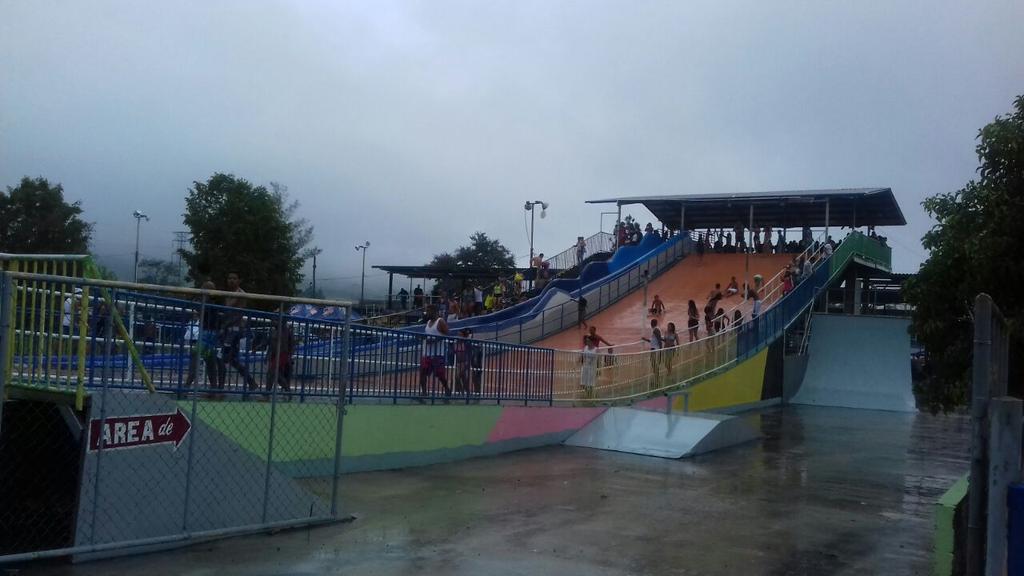 Ayer, en el #CampingResort, gente ignorando advertencias de tormenta eléctrica de los guardavidas! @ProtegeryServir