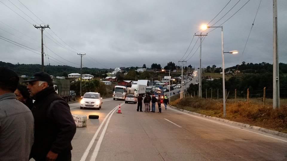 BorquezRafael's tweet image. #Quellon, sigue movilización de pescadores , como también Queilen ,paciencia a conductores,foto @OmegaQuellon