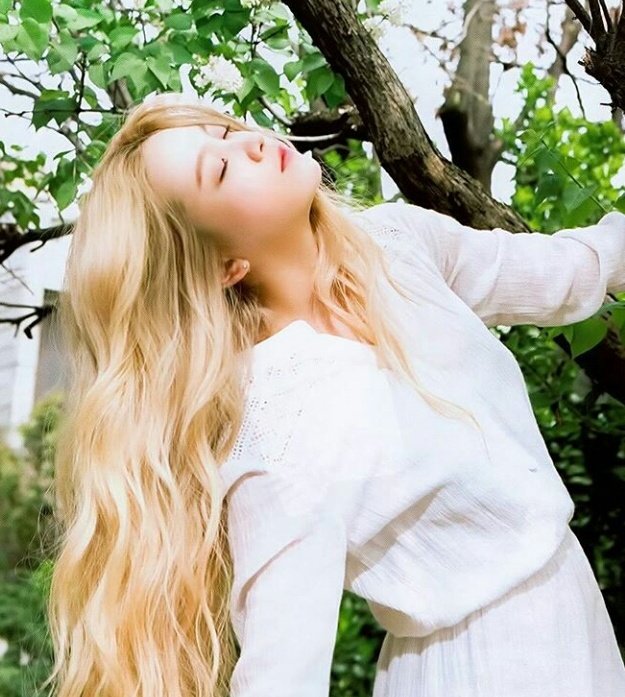 Kimyerimz's tweet photo. Hello there '-')/ im kim yerim maknae's RV. Who loves you like you love me 😀💋 . Let's be friend 🙌 https://t.co/5nOqecVk5h