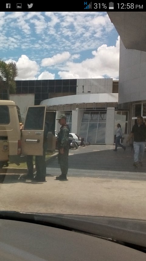 acostasanquiz's tweet photo. No me lo contaron Yo los conté, 11 militares bachaquendo Harina y de la Polar. https://t.co/9odHA3ZL6s