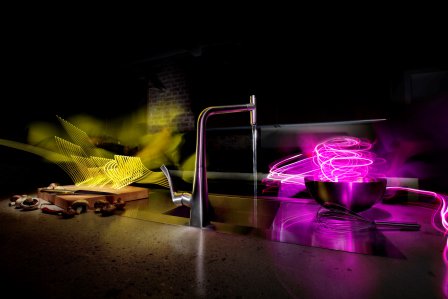 Hansgrohe_PR's tweet image. #Lichtkunst #lightart visualises #betterflow in the #kitchen with #Hansgrohe Metris #Select mixer (by Lichtfaktor)