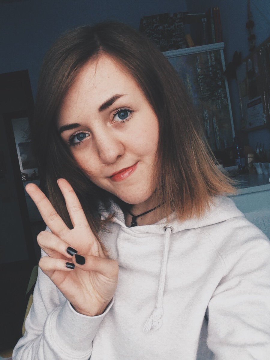 achimtae's tweet image. im wearing a stupid hoodie to a date thats all you need to know about me