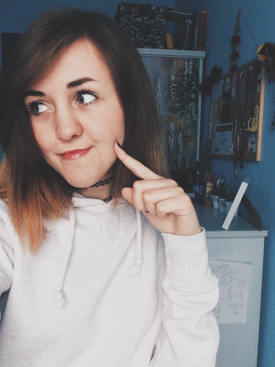 achimtae's tweet image. im wearing a stupid hoodie to a date thats all you need to know about me