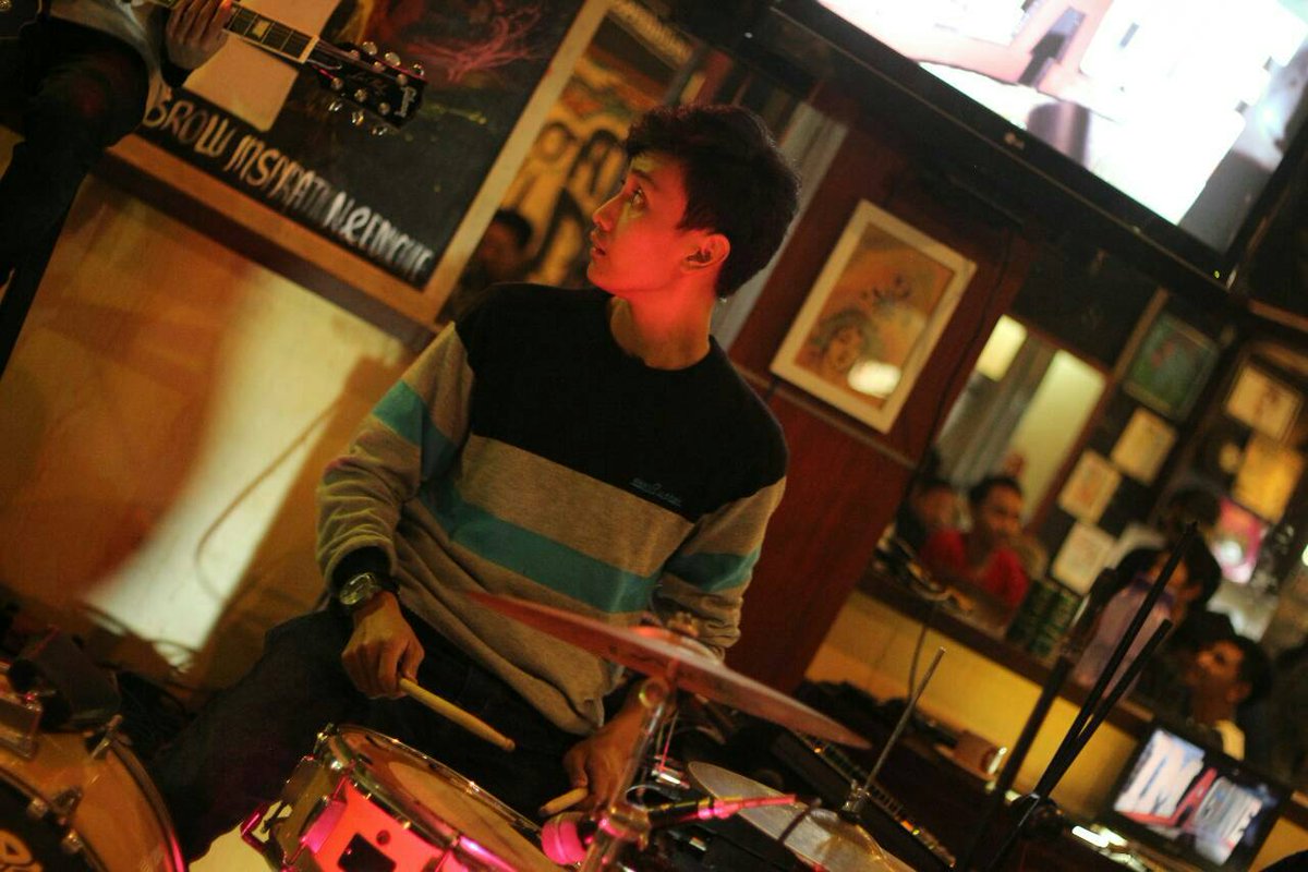 "Dia lah orang yang mempunyai banyak kejutan di setiap kali dia memukul drum nya" -Marendy Pradinata-