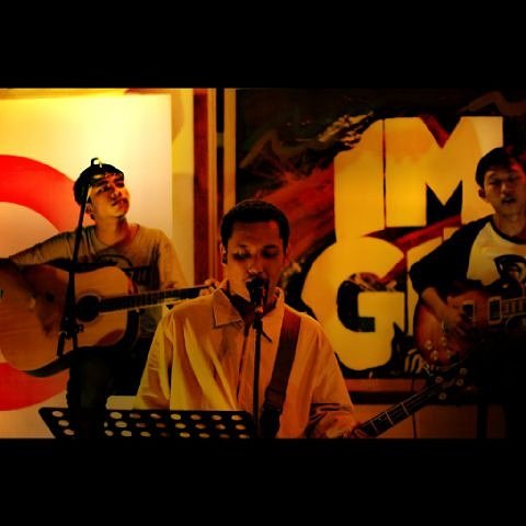 "Dia lah sang pemilik suara dari lagu lagu kami yang kalian dengar" -xShndyARx-