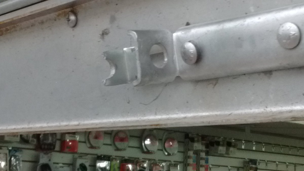 ClaudioQuijanes's tweet photo. Nuevo robo en centro de Los Andes. Delincuentes huyen con al menos 4 millones de pesos en especies de computación. https://t.co/suPUStcnko