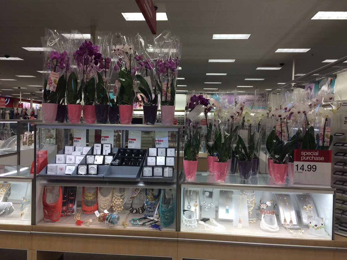 SawndiC's tweet photo. #drivingsales at 1852! #MothersDay @oliviafrmtarget @laurenkturk @rmunny0128 @1cpryor @LizH1852 @RobN1852 @Jlee1852 https://t.co/EgtiSUXIRi