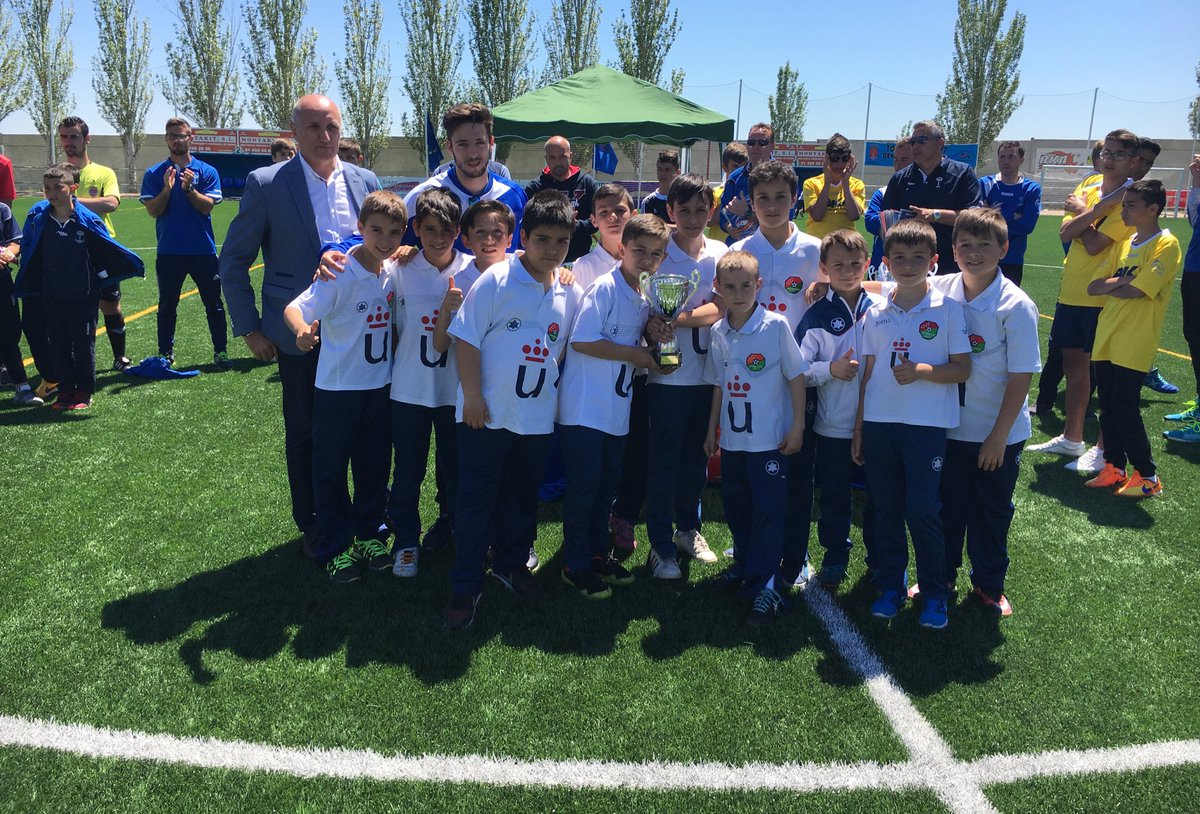 Bramirez7's tweet photo. Gran torneo del Benjamín E en Humanes‼️ @CDMostoles. Que grandes sois 💪 https://t.co/rcFntgtkKi
