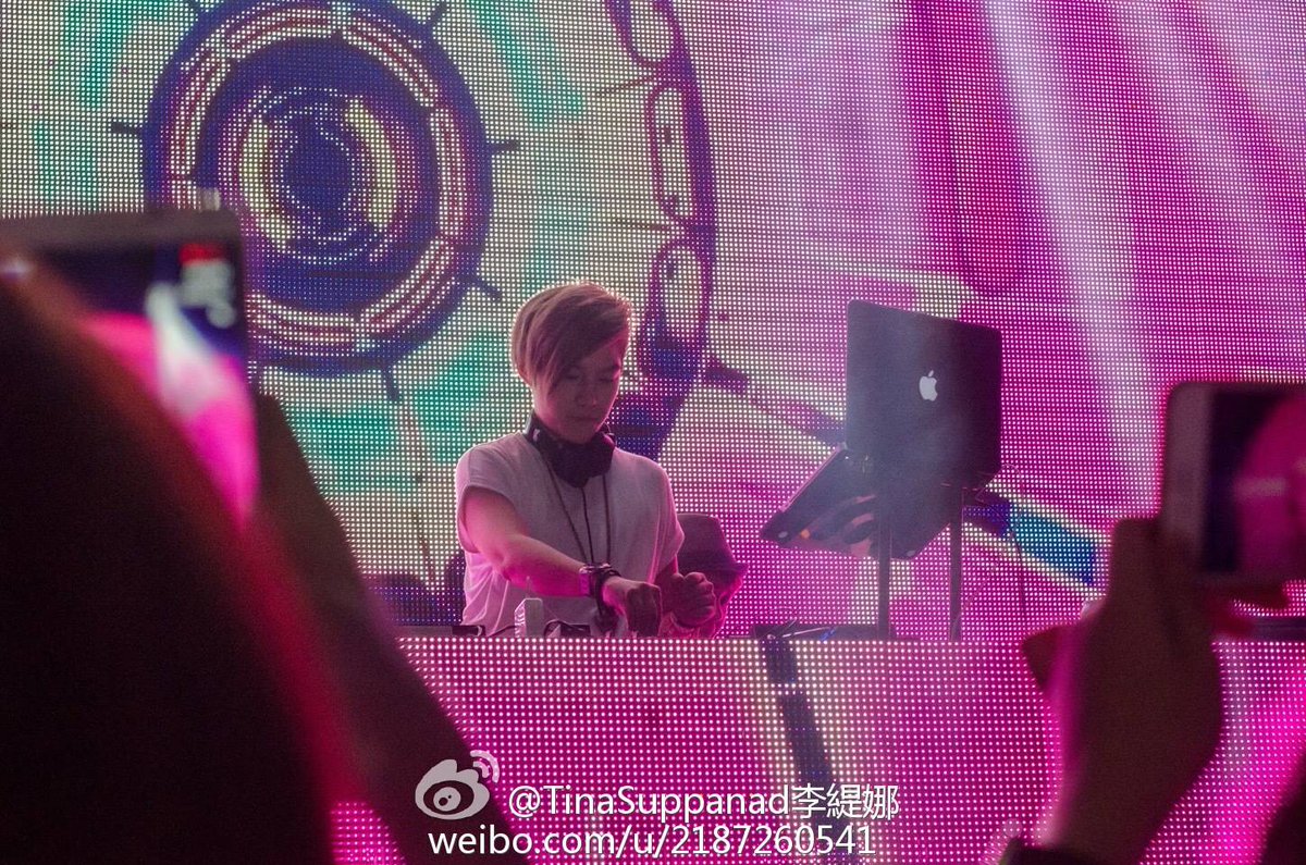 fc_aomsushar's tweet photo. Cr. @tiniiz 分享图片 weibo
#whitepartySG #DJTina
@tiniiz @AirNichapa https://t.co/cEo7I8tIRZ