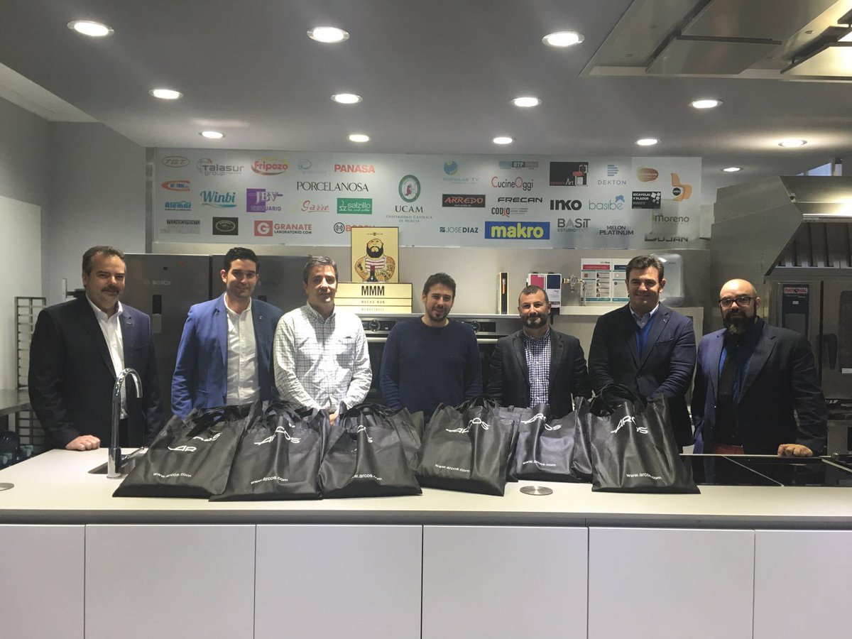 <a href="/ChefJaviEstevez/">ChefJaviEstevez</a> junto al equipo de Gastronomía de la <a href="/UCAM/">UCAM Universidad</a> en la #GastroLab Un placer compartir con él este día