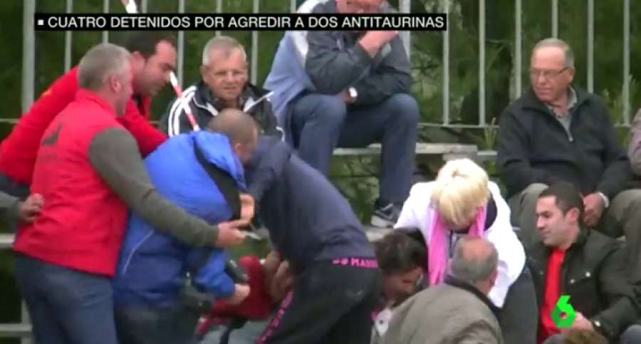 laSextaTV's tweet photo. Brutal agresión a 2 activistas antitaurinas en Tarragona: "Me sentí vapuleada como el toro"▶ https://t.co/SOe9A4exAz https://t.co/3cUP3o2zxV