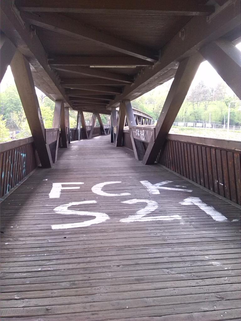 baumgeist's tweet photo. Holzsteg in #BadCanstatt steht noch #fckS21 #s21 #ros21 https://t.co/1YCIpcK0FG