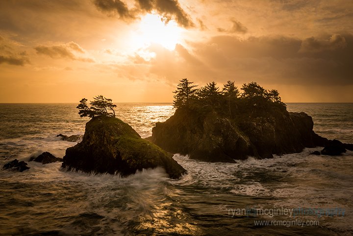 rcmcginley's tweet photo. The setting sun silhouettes a group of rocks at in Samuel H. Boardman State Park #ORStateParks #Oregon #OregonCoast https://t.co/6lPoXj1Wkq