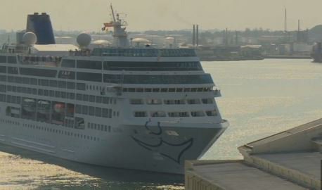 #Carnival ship #Adonia prepares to dock in #Havana. @hatzelvela reports from #Cuba at noon. bit.ly/1Z2XYvN https://t.co/y0KgSizTpT