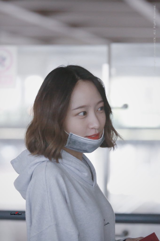 Loveuhani_CN's tweet photo. #EXID #하니 #HaNi 160501 Shanghai Airport @EXIDofficial Don't remove the logo https://t.co/42EQ2pbJgp