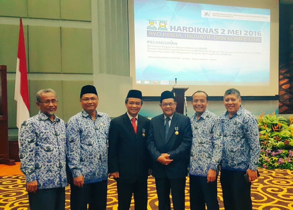 pers530's tweet photo. Selamat Kpd. Direktur Belmawa Dr.H.Didin Wahidin yg mendapat satiya lencana XXX dari presiden RI. @didin_uninus https://t.co/C9gvR6EbS4