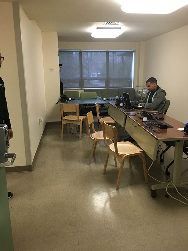WITTechSpot's tweet photo. Temporary Help Desk digs #Notasuite #Okitis https://t.co/F5ODhXwCeT