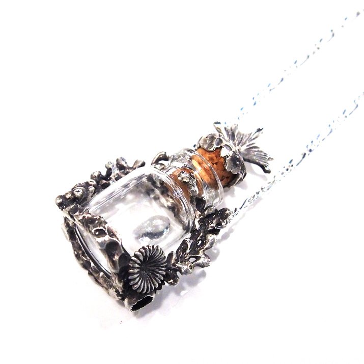 AstorySE's tweet photo. 【#cocoon #コクーン 】
魔女の秘薬ネックレス シルバー

星のようにキラキラと光る秘薬が再現された#ネックレス 
魔女の作った秘薬は実は透き通った水のようなのです。
詳細→https://t.co/vGj9guy53i https://t.co/O4kxFyjz7B