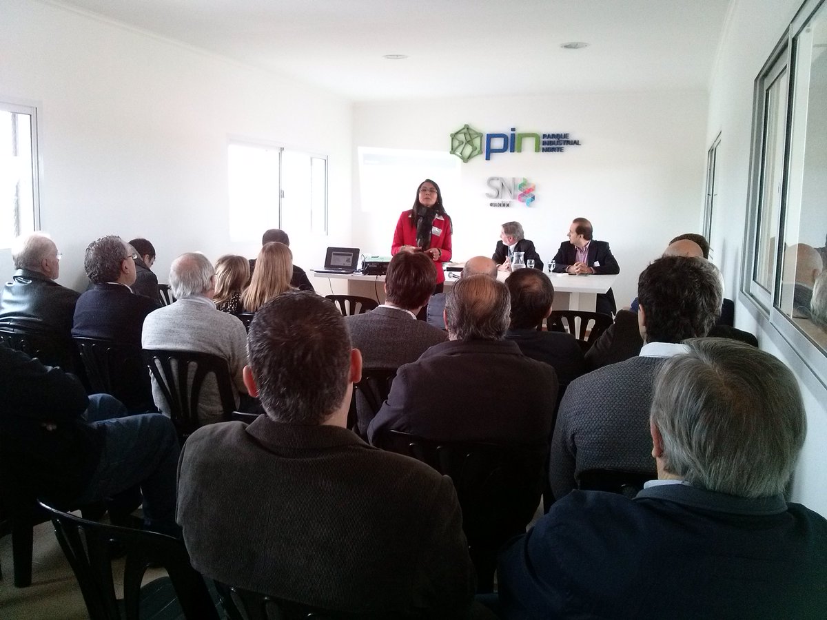 elinformantesn's tweet photo. Charla con empresarios de la región en el #PINsn. Hoy se hace entrega de la posesión de lotes. @FranBuchara https://t.co/D0z0tB5yqf
